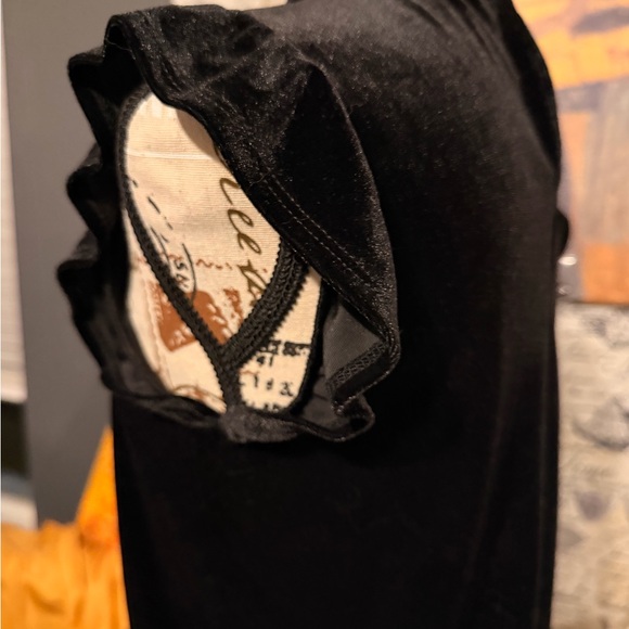 Olive + Oak Elegant Black Velvet Women's Top - Picture 8 of 8